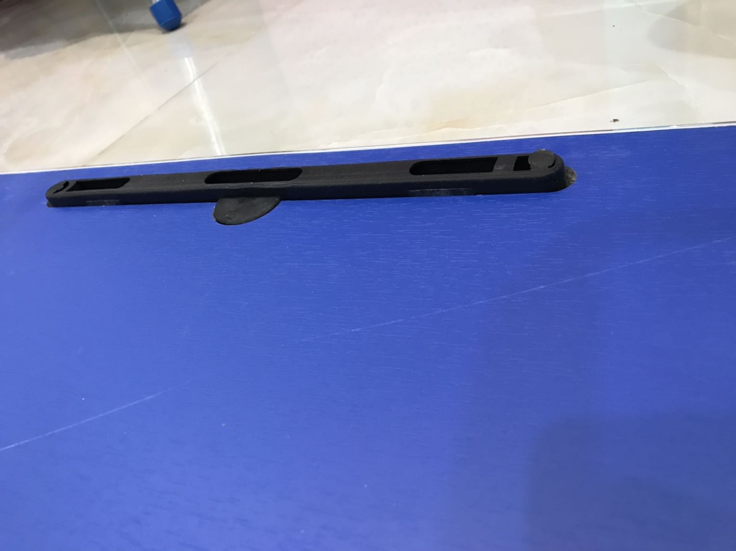 Chất lượng hoàn thiện sản phẩm quá kém!
Góc cạnh bản lề chân bàn sắc nhọn, không an toàn cho trẻ