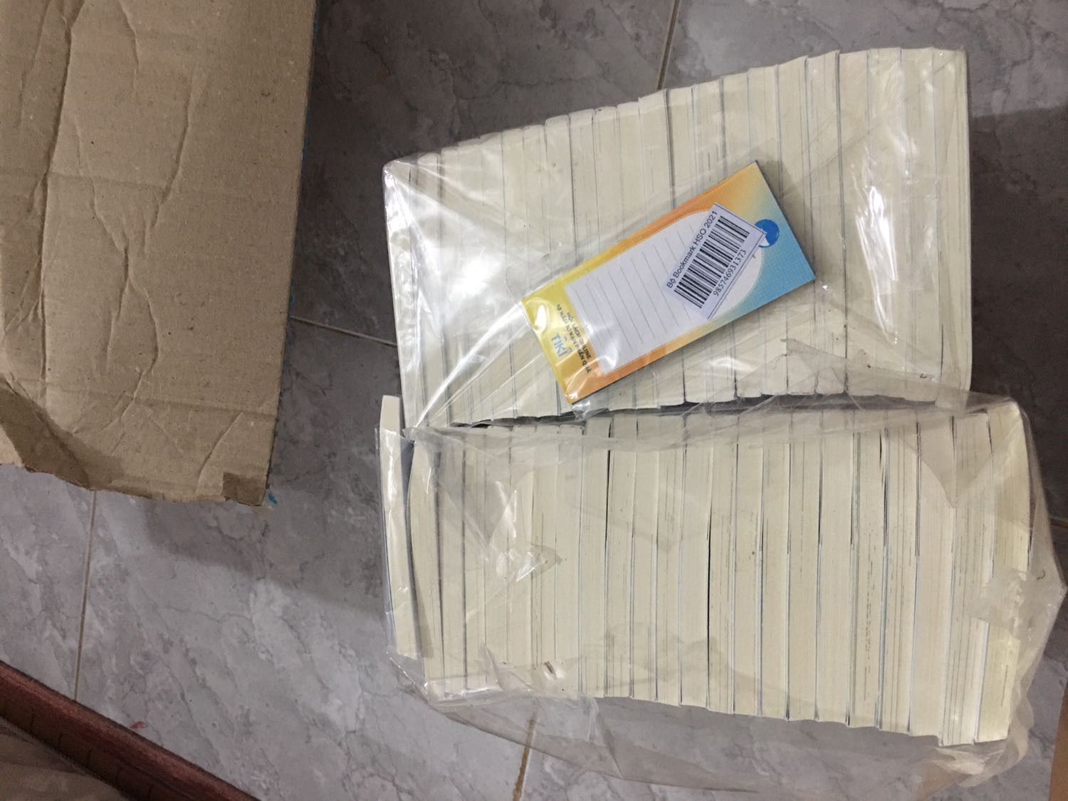 Hàng giao khá nhanh, đặt hôm trc là hôm sau có hàng rồi. Mỗi tội khâu đóng gói lỏng lẻo, hộp móp xấu quá. Trộm vía cả bộ truyện không bị sao, chỉ bị tập 1 một chút xíu. Mình là ng dễ tính nên bỏ qua đc. Chỉ mong Tiki sẽ lắng nghe phản hồi của khách hàng để cải thiện khâu đóng gói ah.