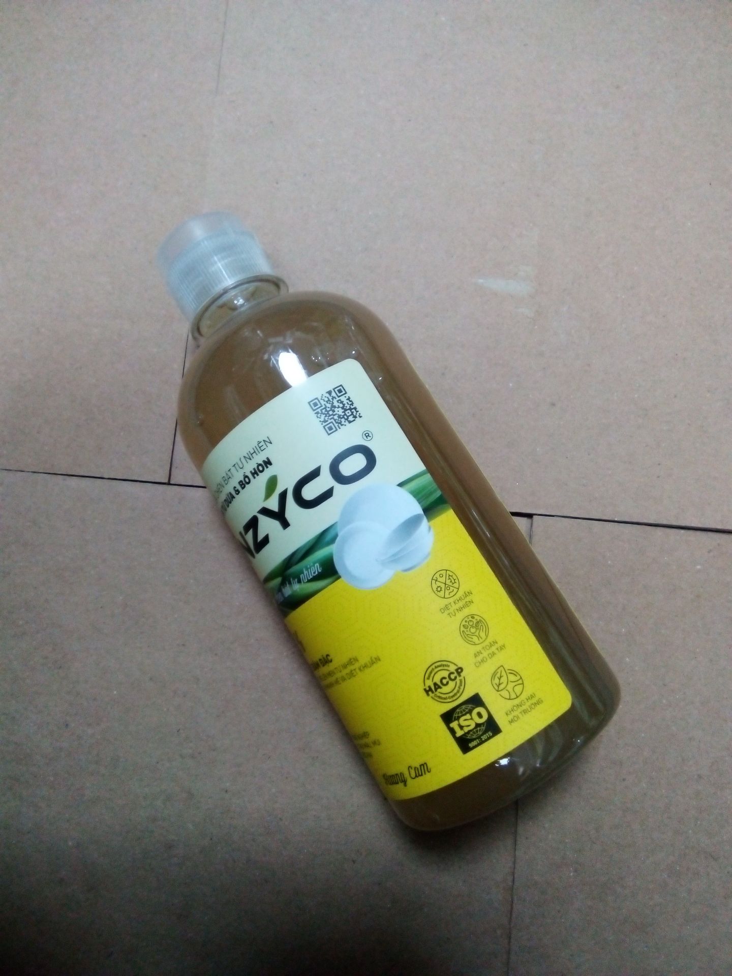 Mình vừa nhận được hàng đúng lúc đang ăn trưa, lấy ra dùng thử luôn. Lần đầu biết đến nước rửa chén hữu cơ, mùi thơm tự nhiên sạch nhanh