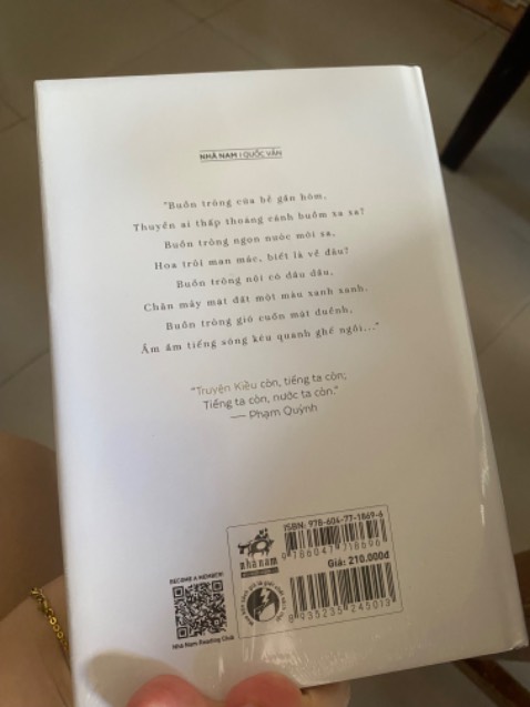 Cuốn sách Truyện Kiều được thiết kế bìa cứng có áo ôm và đánh dấu trang nữa, giấy nâu chống lóa rất đẹp nội dung được giải thích rõ ràng người lớn hoặc trẻ đang học về tác phẩm điều có thể hiểu , nghe và đào sâu suy nghĩ nhé