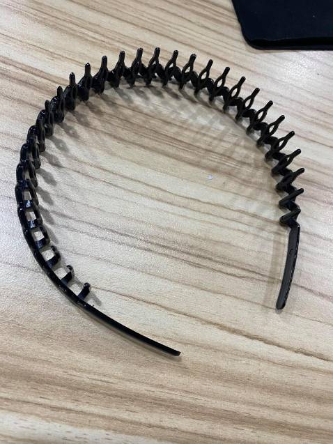 Không chắc chắn, yếu, góc cạnh hơi bén, có vẻ dễ gãy