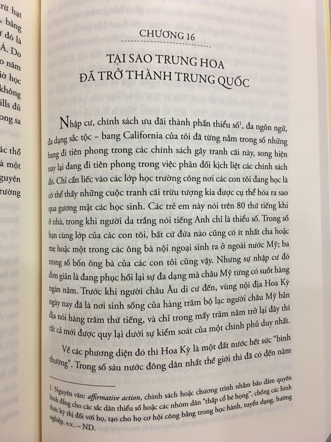 Lúc chờ sách mình vô cùng hồi hộp, ko biết sẽ nhận đc bản cũ hay bản mới, liệu sách có bị lỗi gì ko. Nhưng thật may mắn, cuốn sách mình nhận đc là phiên bản mới nhất, đc tái bản vào năm 2020, sách sạch đẹp ko dính lỗi gì. 
Đây là cuốn sách mà mình thấy rất nhiều bạn recommend. Sách dày, nhưng có xen kẽ tranh ảnh và biểu đồ,...minh hoạ để độc giả dễ tiếp cận hơn với lượng thông tin rất lớn. 
Hy vọng cuốn sách này đến được với thật nhiều những người bạn đam mê lịch sử, văn minh nhân loại.