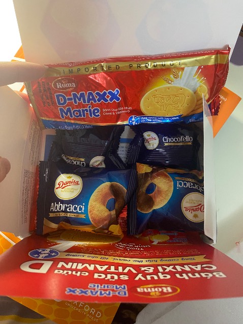 Được tặng bánh nữa thích quá hú hú