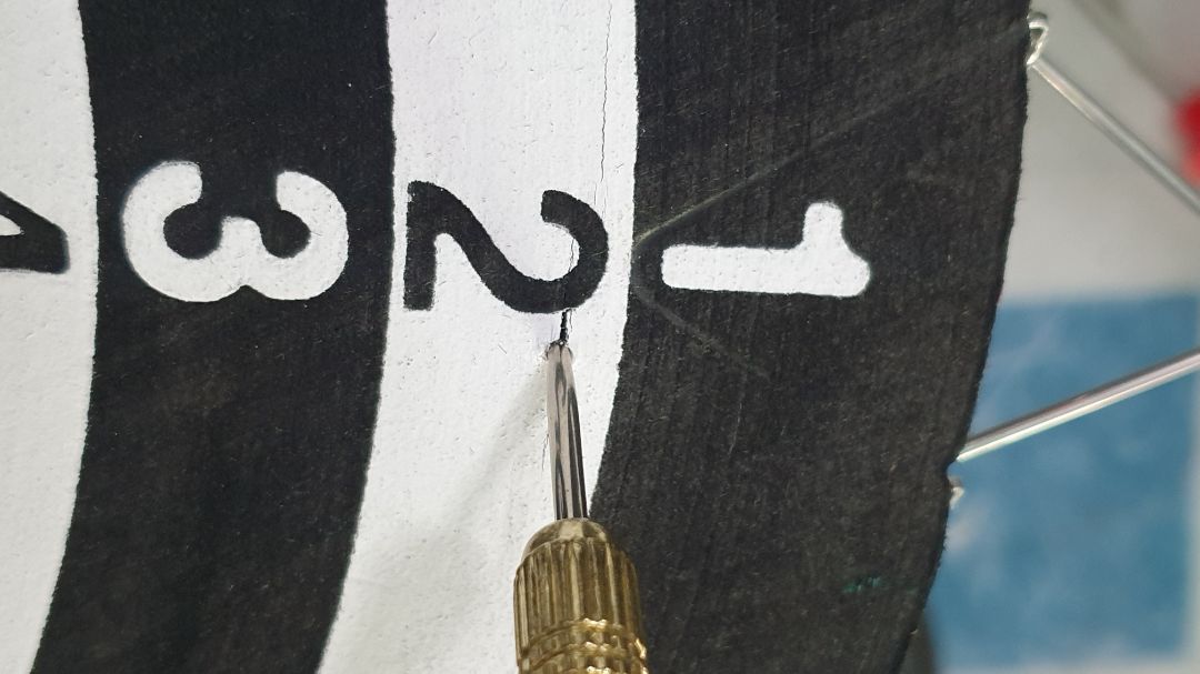 Đóng gói cẩn thận, đầy đủ chi tiết.
Nhưng bảng tiêu bằng GỖ VÁN ÉP, khi phóng tiêu khó giữ tiêu lại trên bảng.
6 cái tiêu đều bị cong vẹo từ phần thân nhựa đến phần mũi kim loại. Đóng gói cẩn thận, đầy đủ chi tiết.
Nhưng bảng tiêu bằng GỖ VÁN ÉP, khi phóng tiêu khó giữ tiêu lại trên bảng.
6 cái tiêu đều bị cong vẹo từ phần thân nhựa đến phần mũi kim loại.