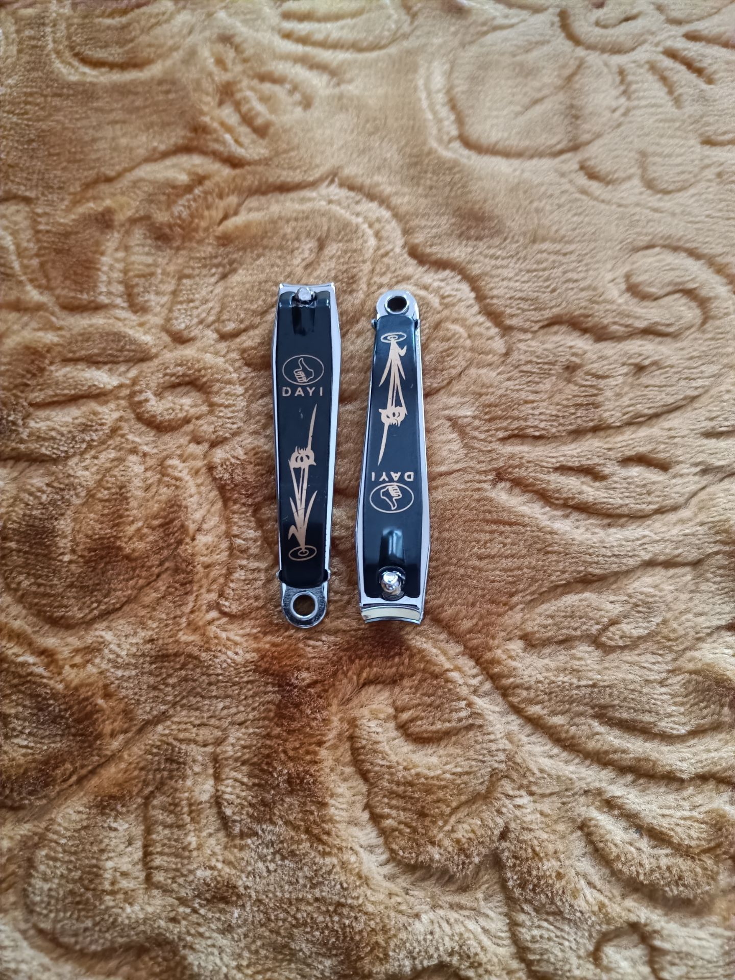 đóng gói đẹp kỹ giao hàng nhanh nhưng shop gửi cho cái dip bé xíu  shop rao bán kich thước chiều dài của nhíp là 79,86mm chiều rộng của lưỡi nhíp là 15,35mm nhưng thực tế tôi nhận nhíp có chiều dài là 70mm chiều rộng của lưỡi nhíp là 10 mm đầu trang shop bảo lấy chữ tín làm đầu thế mà lại *** khách hàng như thế sao không chấp nhận đuợc mọi người nên tẩy chay kiểu làm ăn của shop này khi đặt hàng tôi đã chat với shop nếu đúng như kích thước shop quảng cáo thì hãy gửi hàng cho tôi thế mà vẫn cứ gửi hàng sai kích thước cho tôi một cái nhíp mà dung sai 1 phân và nửa phân shop coi khách hàng là cái gì mà lại làm ăn như thế đóng gói đẹp kỹ giao hàng nhanh nhưng shop gửi cho cái dip bé xíu  shop rao bán kich thước chiều dài của nhíp là 79,86mm chiều rộng của lưỡi nhíp là 15,35mm nhưng thực tế tôi nhận nhíp có chiều dài là 70mm chiều rộng của lưỡi nhíp là 10 mm đầu trang shop bảo lấy chữ tín làm đầu thế mà lại *** khách hàng như thế sao không chấp nhận đuợc mọi người nên tẩy chay kiểu làm ăn của shop này khi đặt hàng tôi đã chat với shop nếu đúng như kích thước shop quảng cáo thì hãy gửi hàng cho tôi thế mà vẫn cứ gửi hàng sai kích thước cho tôi một cái nhíp mà dung sai 1 phân và nửa phân shop coi khách hàng là cái gì mà lại làm ăn như thế