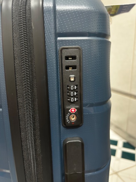 Vali đẹp. Nhìn cứng cáp. Bị thiếu cái vít bắt tay kéo nhắn tin cho shop, shop hỗ trợ nhiệt tình và đã gửi lại. Sẽ tiếp tục ủng hộ các sản phẩm tiếp theo