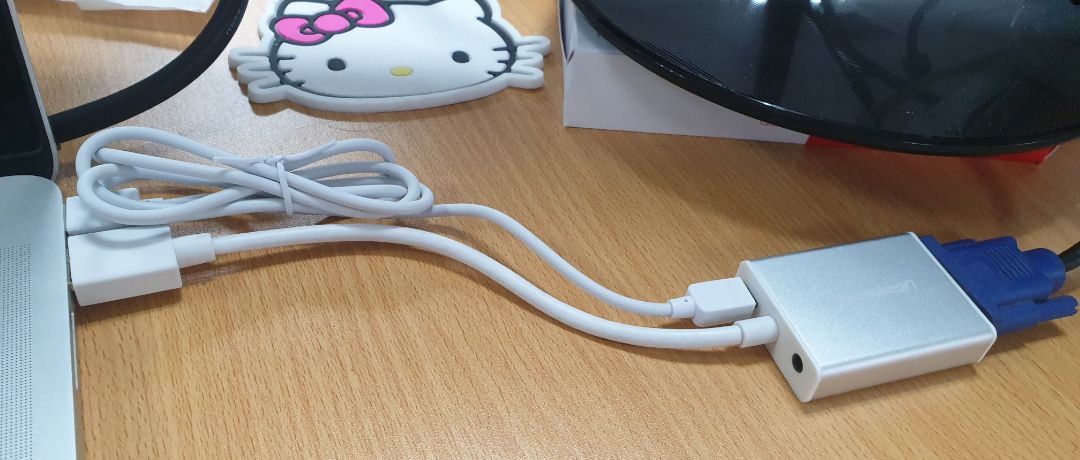 cứng cáp, chất lượng, mà phải cắm nguồn microUSB mới lên hình dc