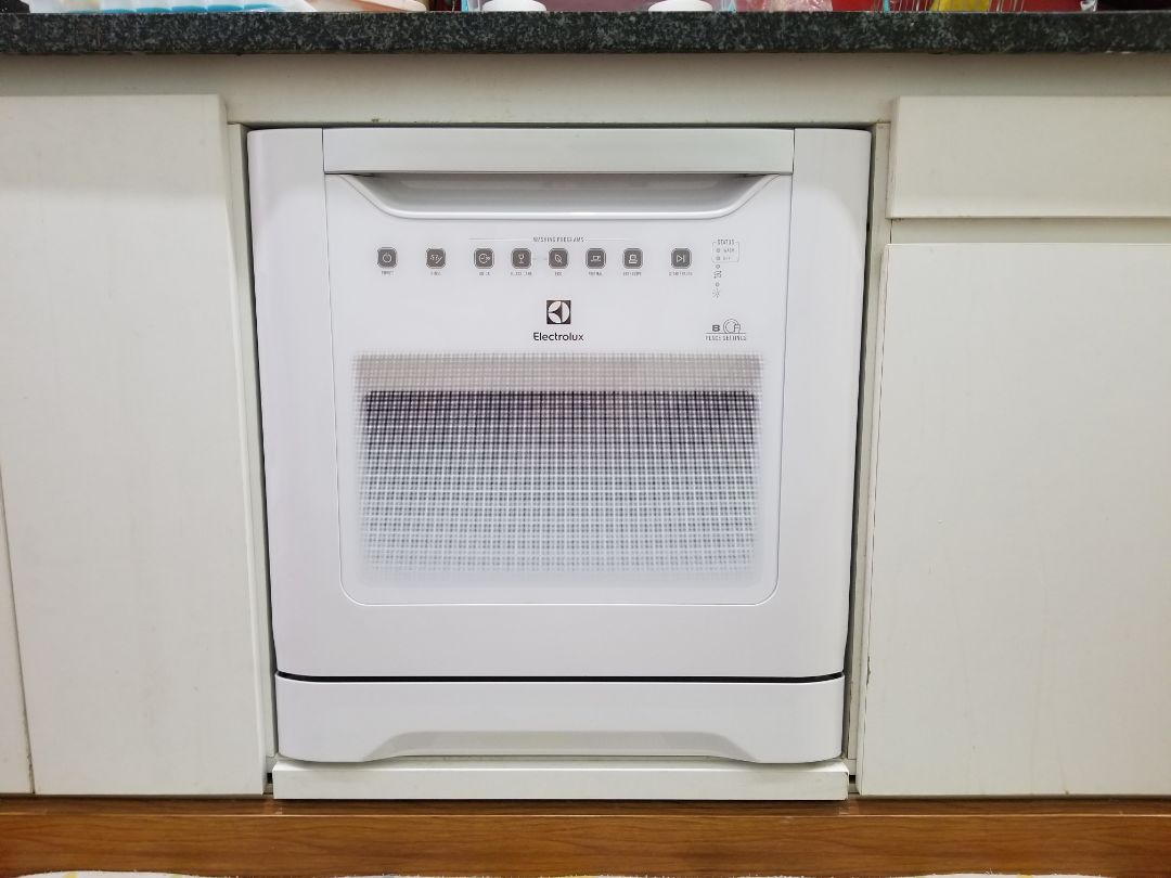 Sản phẩm này đúng là sản phẩm quốc dân của dòng máy rửa chén 8 bộ. Ngạc nhiên là máy nó rửa chén còn sạch hơn mình rửa, đáy xoong nồi dính đen lâu ngày, mà rửa chục lần trắng trở lại luôn. Máy này đúng là quá ngon trong dòng máy 8 bộ. Nhưng thiết kế chỗ úp chén dĩa chưa thông minh lắm, nên đôi khi thấy hơi khó để xếp chén dĩa kiểu người việt, nếu ăn kiểu tây thì xếp dễ hơn. Dòng này giá rẻ nên cũng hơi ồn khi so với mấy máy Đức.