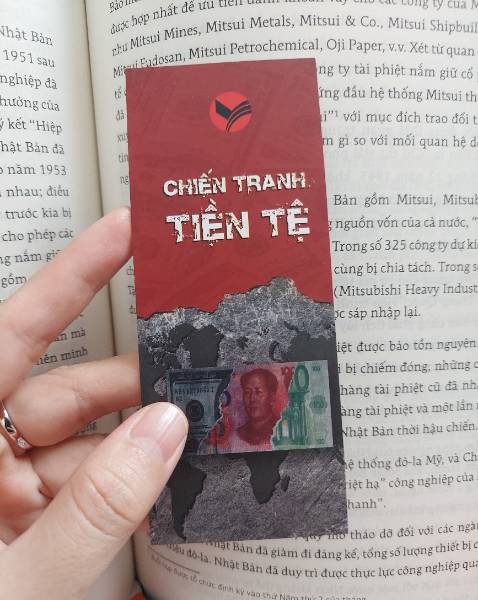 Nối tiếp cuốn 1,2,3 thì cuốn 4 chủ yếu bàn luận về các cuộc chiến tranh tiền tệ từ 1920 đến 1990.
Bản dịch cuốn hút. Sách in bản đẹp. Cỡ chữ cũng như tương phản với màu giấy khá dễ chịu mắt. 
Điểm trừ duy nhất là trang sách hơi mỏng.