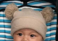 Nón len mịn, không bị xù lông, phần 2 chỗm lông trêm đỉnh nón được may chắc chắn, không bì xù hay rơi phần tơ, co giản tốt. Bé vô tình ngậm cũng không bị dính lông