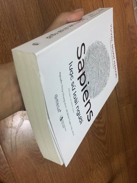 Bản tái bản này có sự hiệu chỉnh với sự tham gia, đóng góp của các thành viên Cộng đồng đọc sách Tinh hoa. Ngoài ra thì có thêm khoảng 10 trang phụ cho bài "Thế giới hậu đại dịch Covid-19", bản tiếng Anh có thể tìm trên mạng với tiêu đề "Yuval Noah Harari: the world after coronavirus ".
Sách rất tốt, in đẹp, giấy hơi mỏng.  Lần này Tiki đóng gói trong hộp mà không hiểu sao vẫn có vết trầy, có lẽ do trầy từ trước.