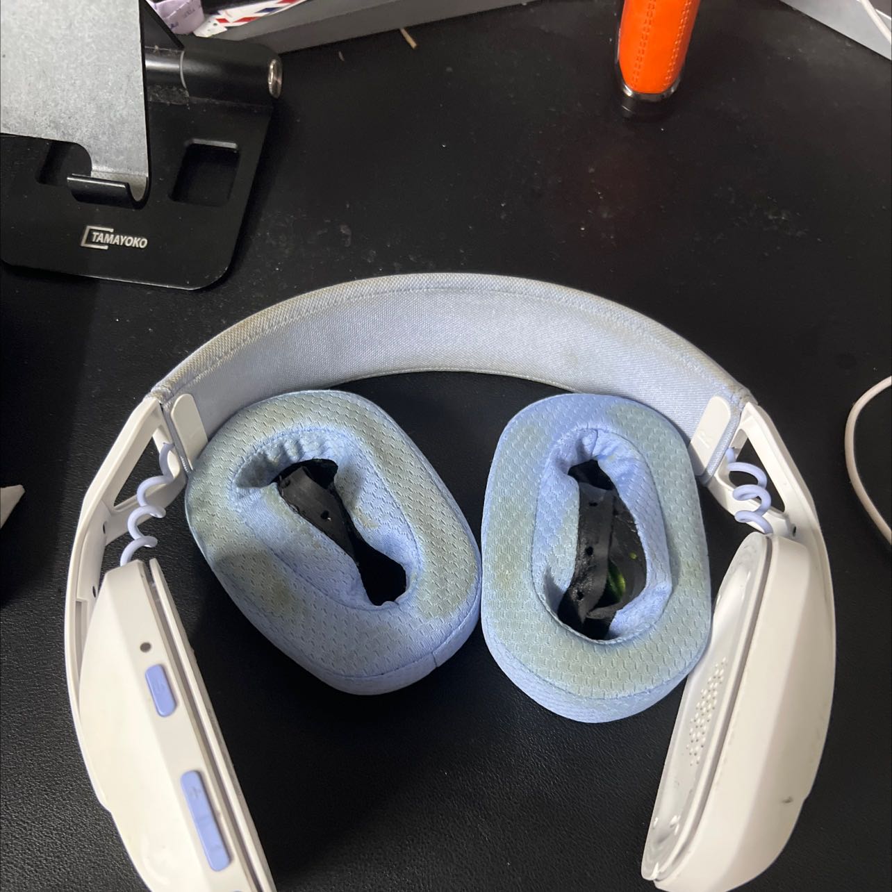 Tốt nhưng bị thoát âm hơi nhiều, nghe nhạc ở mức ổn chứ chưa tốt, nhưng chú ý đầu to không đeo vừa đâu nhé. Đầu mình dạng trung bình thôi mà đeo vừa mức kéo tối đa lun