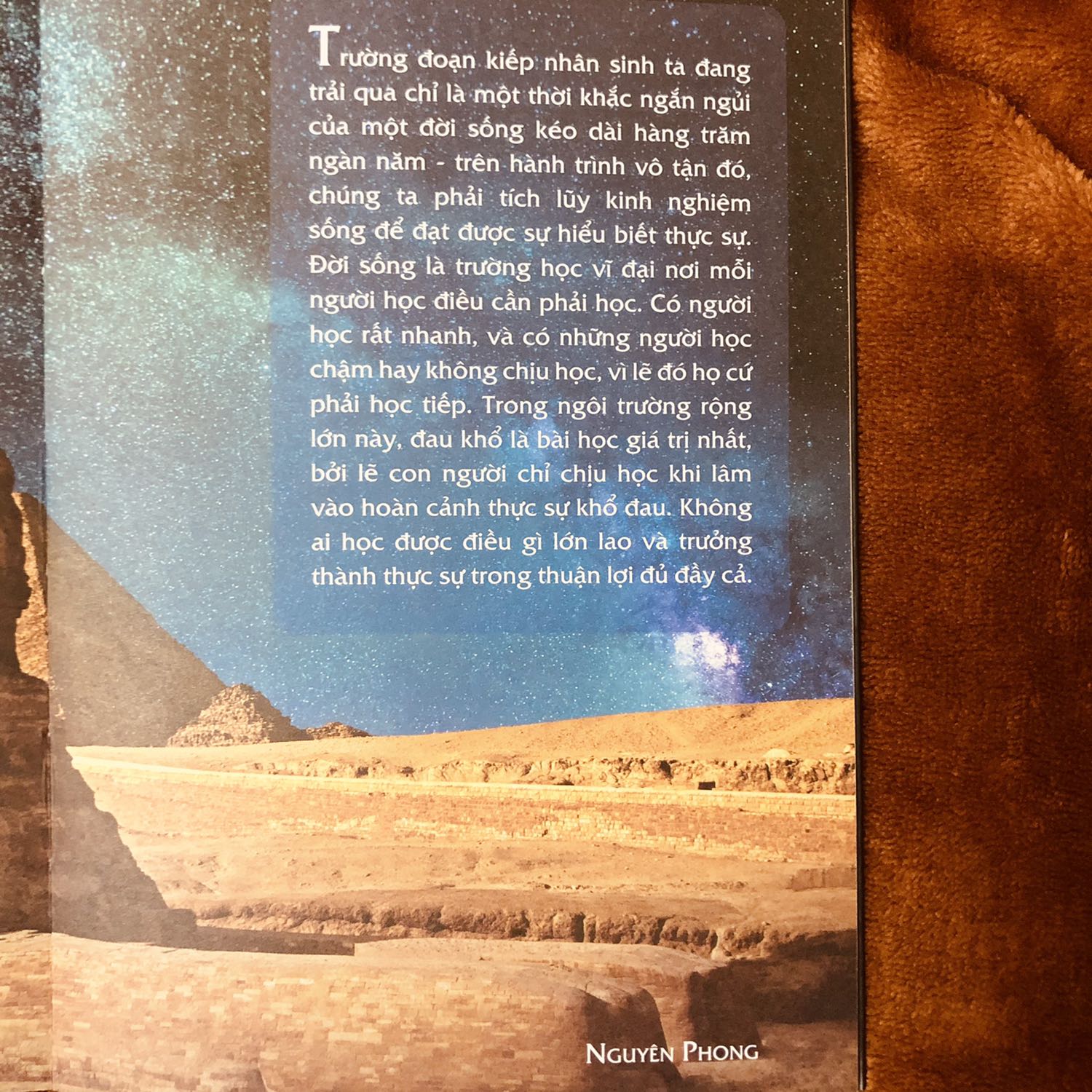 Quyển sách kể về các cuộc sống tiền kiếp của ông Thomas và luật nhân quả của thế giới cũng như con người trong vũ trụ. Trong luật nhân quả, đề cập đến các cuộc sống hay các triều đại đã từng thịnh vượng và sự biến mất hoàn toàn của nó với các lý do cụ thể. Các lý giải, dẫn chứng hợp lý về những sự việc đã xảy ra trong thế giới hiện đại mà chúng ta không thể lý giải bằng khoa học; sự phát triển của xã hội ngày nay kèm theo những hệ luỵ của sự phát triển đó mà ngày xưa chúng ta chưa từng nghĩ đến, đồng thời đề cập đến những gì có thể sẽ xảy tra trong tương lai mà hiện tại chúng ta vẫn chưa biết đến.