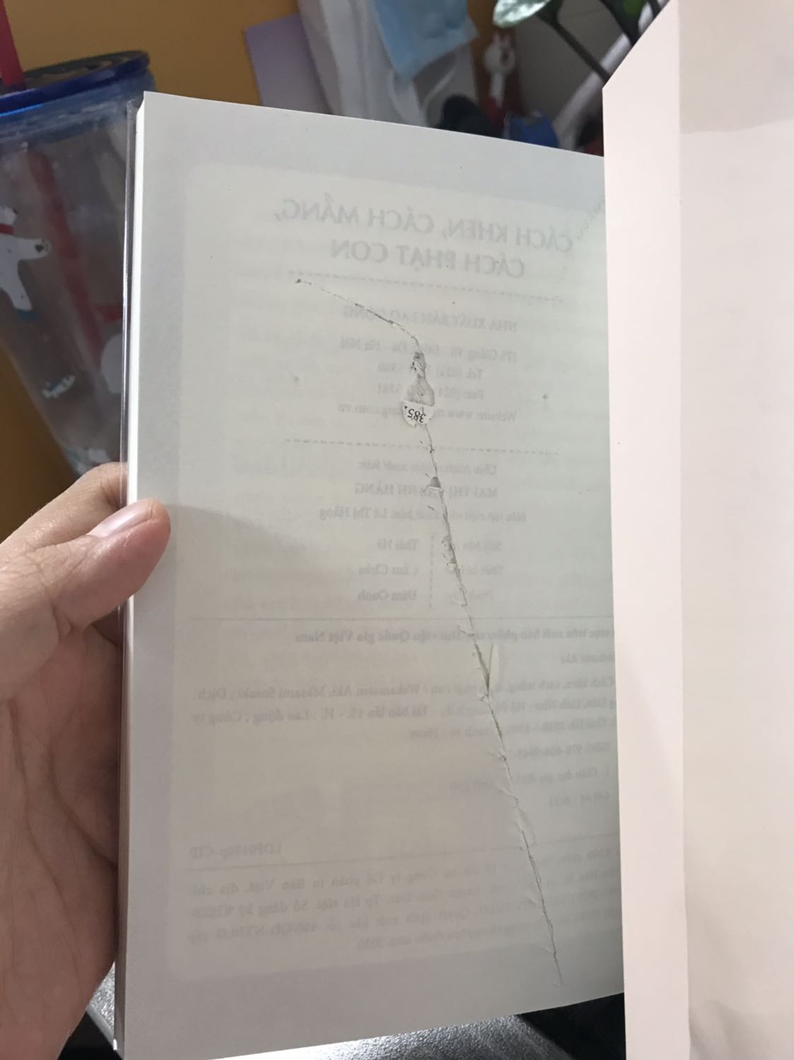 Bìa không việc gì mà mấy trang sau rách tơi tả như vậy luôn. Mình có dùng Tikicare thì lúc bọc các bạn phải biết sách có vấn đề rồi chứ nhỉ? Vậy mà vẫn gửi cho khách? Bìa không việc gì mà mấy trang sau rách tơi tả như vậy luôn. Mình có dùng Tikicare thì lúc bọc các bạn phải biết sách có vấn đề rồi chứ nhỉ? Vậy mà vẫn gửi cho khách?