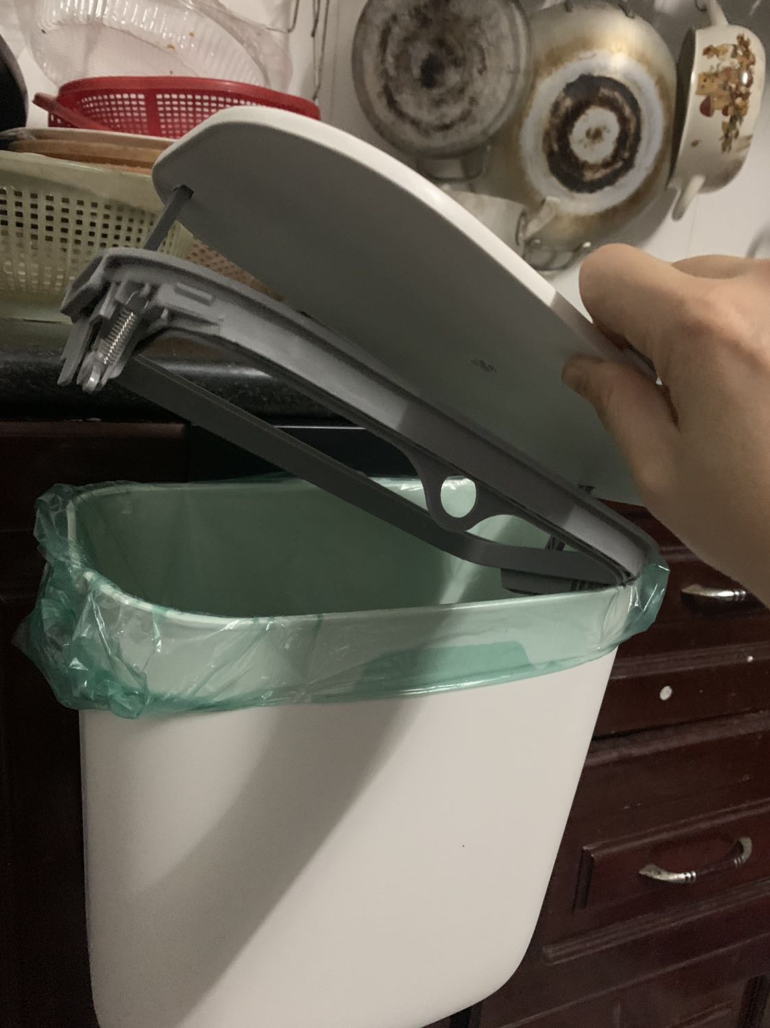 Thùng rác nhỏ gọn, dễ thương,chất liệu nhựa mỏng, nhẹ, màu sắc trang nhã. Tuy nhiên có 2 điểm trừ là chỗ phần gắn với nắp thùng và thùng rác nhẹ, khớp khít cạn, nông nên dễ bị trật ra ngoài; hai bên không có quai để cố định túi đựng rác. 
Mình góp ý nên thiết kế rãnh gắn giữa nắp thùng và thùng rác sâu để phần nắp được cố định chắc chắn hơn và có thêm 2 quai hoặc móc để giữ túi đựng rác không bị tụt khi rác nặng hoặc đầy.Mong là cty cải thiện sản phẩm tốt hơn đến người tiêu dùng, sẽ ủng hộ tiếp.