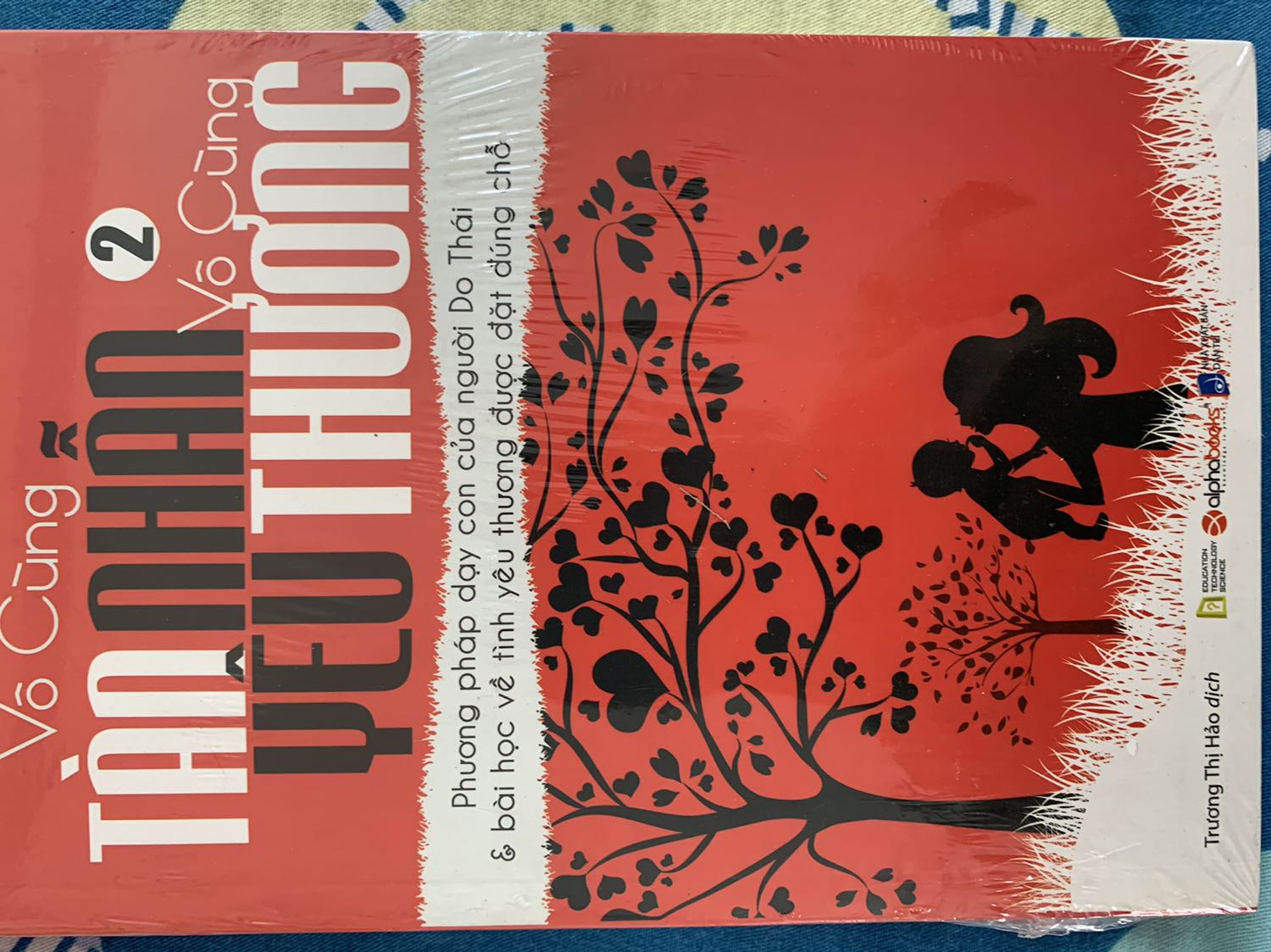 Sách hay, có một góc nhìn từ nền văn hoá khác. Nội dung được chuyển tải đan xen qua những câu chuyện nên rất dễ để người đọc hình dung và theo dõi