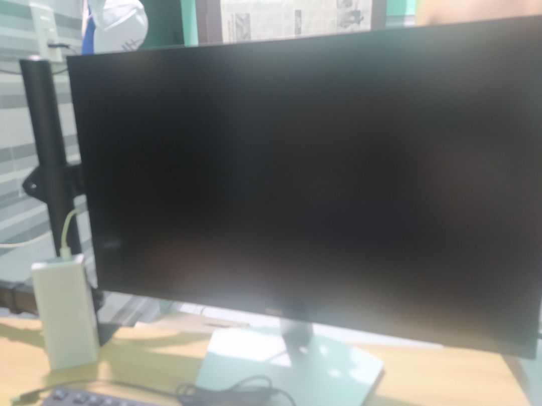 Giao hàng đúng hẹn, đóng gói cẩn thận, chắc chắn. Sản phẩm chất lượng, thiết kế đẹp, nhỏ gọn, hiển thị màu tốt, tuy nhiên mới nhân hàng chưa biêt sử dụng bền hay không, nhưng tin tưởng vào hãng dell này.