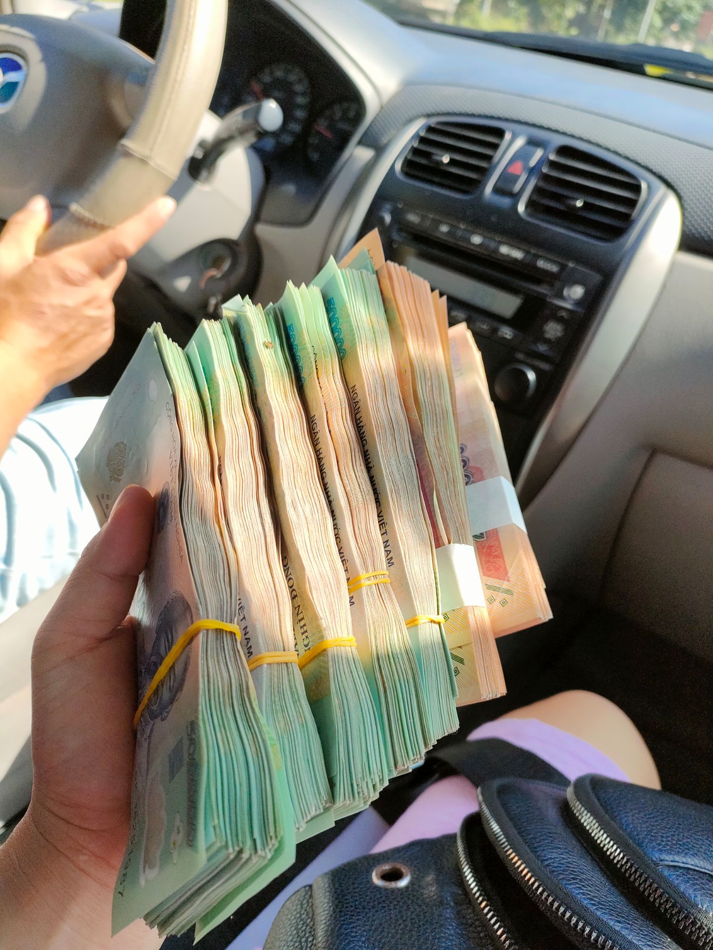 sp nhìn dày dặn..chắc chắn..nên mua sp nhìn dày dặn..chắc chắn..nên mua