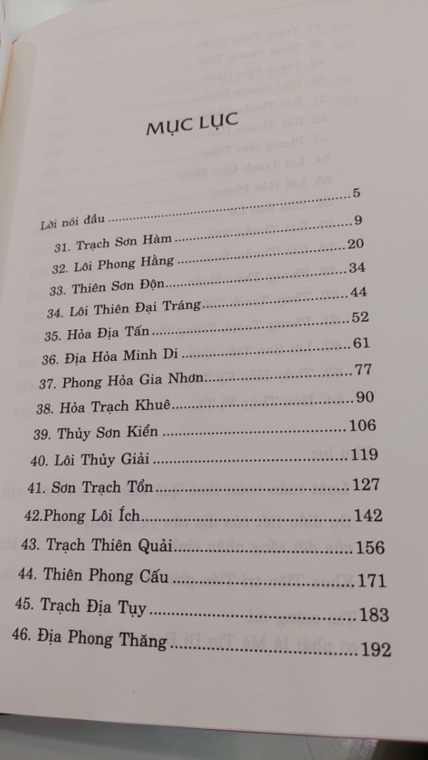 Đọc Dịch , cũng như học Dịch rất khó, mà khó nhất là phải giữ cho lòng được hư vô, không mảy may thành kiến nào cả, thành kiến về duy tâm hay duy vật. Dịch dạy ta " vô ngã", " vô trụ", " vô hướng" và " vô cầu".