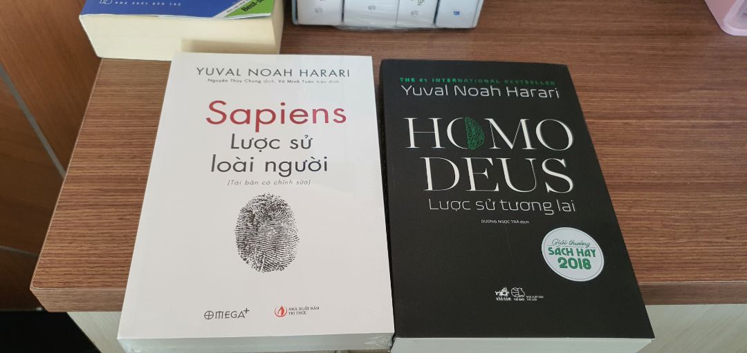 Chất lượng sản phẩm tốt. Cuốn Sapiens được bọc thêm nilon mỏng bên ngoài, làm cho sp sạch đẹp hơn. Cuốn còn lại thì ko có bọc nilon. 2 SP được đóng cẩn thận.