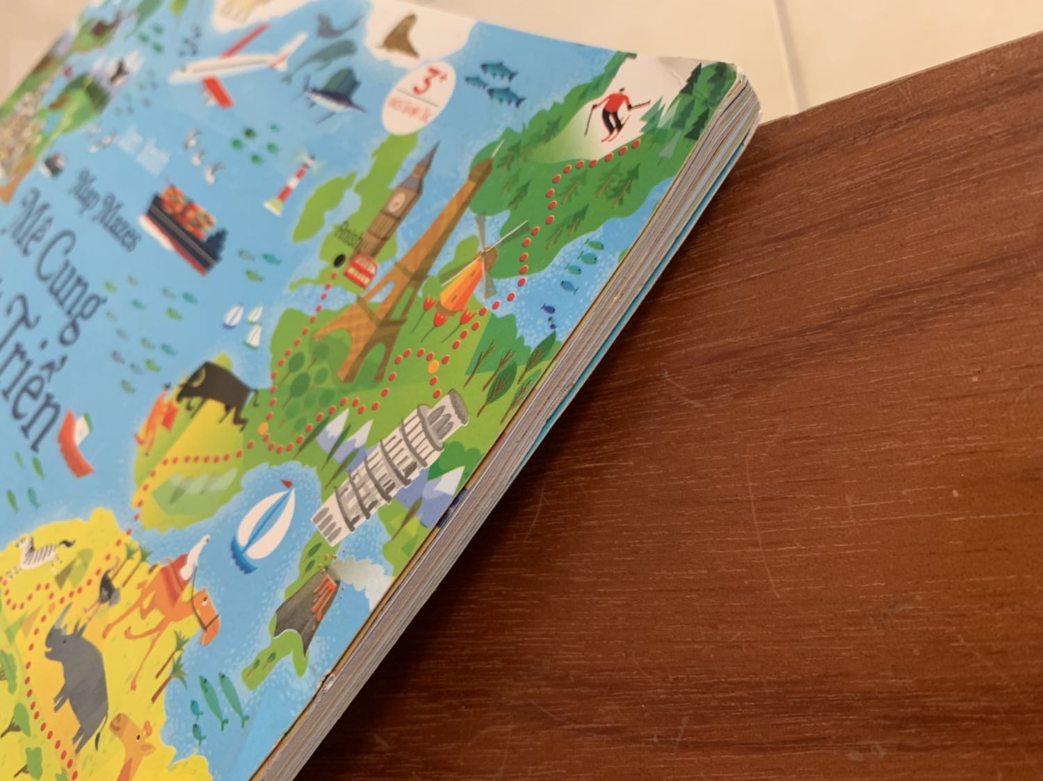 Tiki nên kiểm soát ki hơn về chất lượng sản phẩm khi xuất kho. 
Bạn mình từng nói Sách Mua Tiki hay cong, cũ và bẩn.
Lần này mình mua để tặng mà sách giao hơi xấu bìa và rách nhẹ thế này ạ