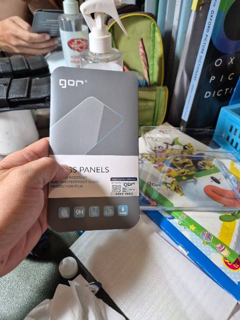 Kính mỏng hơn kính có viền đen mua ngoài chợ.
Kính có viền vân tay không sử dụng được.

Kính gor này mình gắn cho galaxy s24 hoạt động vân tay hoàn hảo. Có đục lỗ cho camera trước, chụp ảnh đỡ loe sáng.

Cá nhân mình thích kính này hơn kính nillkin, dày dặn hơn(dù kính nilkin mắc tiền hơn).