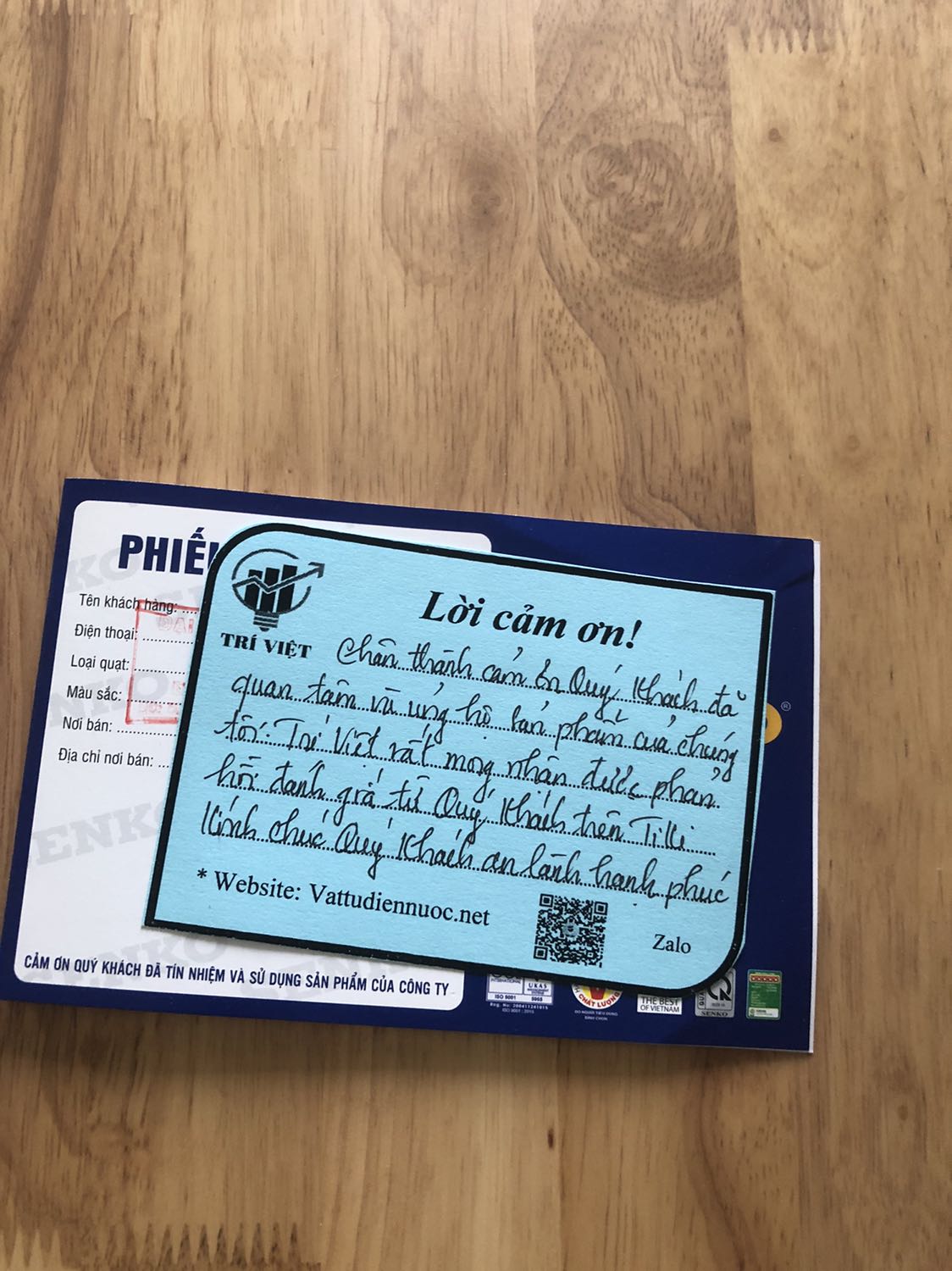 Giá rẻ, dễ lắp ráp không cần dụng cụ hỗ trợ gì. Tiki ship bằng xe tải rất nhanh ạ. Ngoài ra mình còn nhận được cả thư cảm ơn của cửa hàng rất đáng yêu ạ. Quạt lắp lên đẹp, chạy ổn, êm, không có tiếng ồn. Quá ok với mức giá ạ.