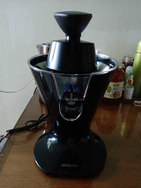 Đóng gói kỹ lưỡng, giao hàng nhanh. Nhấn tay ấn xuống là nón ép quay để vắt, thả tay ấn ra thì nón ép ngừng quay, không mất nhiều sức, tiện lợi, khay đựng nước cam tháo ra được, dễ vệ sinh.