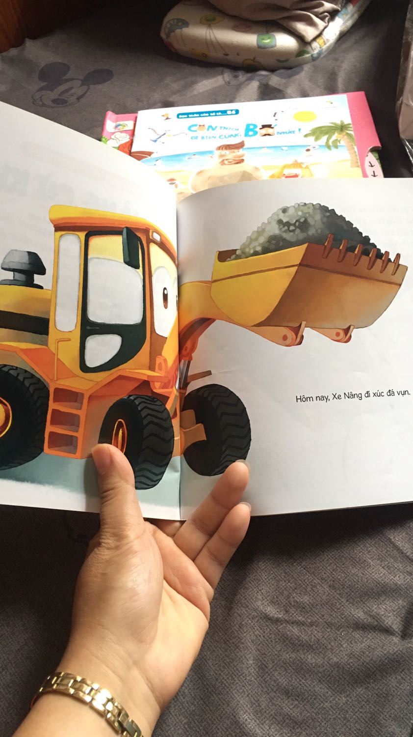 Bạn xe nâng dễ thương. Sách in màu sắc đẹp. Tươi sáng