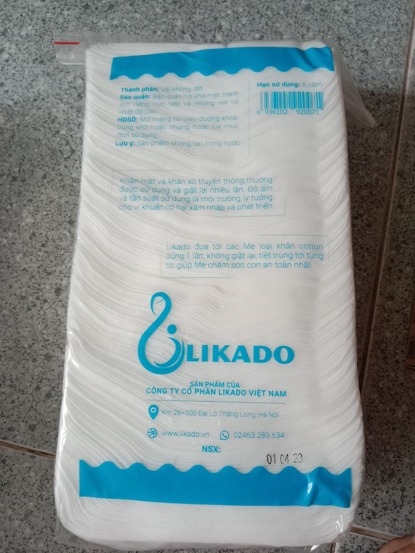 Bao bì túi zip chắc chắn. Hàng mới sản xuất ngày 01/04/21 nên rất yên tâm mà hạn sử dụng đến 5 năm. Rất nên mua, tiết kiệm chi phí khăn ướt mà an toàn cho da trẻ nhỏ 🥰 Mình mua combo 5 bịch 300g lúc 165k. Thấy OK lắm. Sẽ ủng hộ tiếp