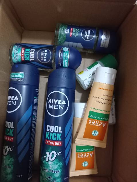 Lăn xịt mùi khá thơm và dịu, còn được tặng quà nữa, mua trên Tiki thì hàng chính hãng rồi, dù giá hơi cao 1 xíu, nhưng không sao, mong Tiki mau thay đổi và phát triển mạnh mẻ để đá bay mấy sàn TMĐT khác ❤️🇻🇳