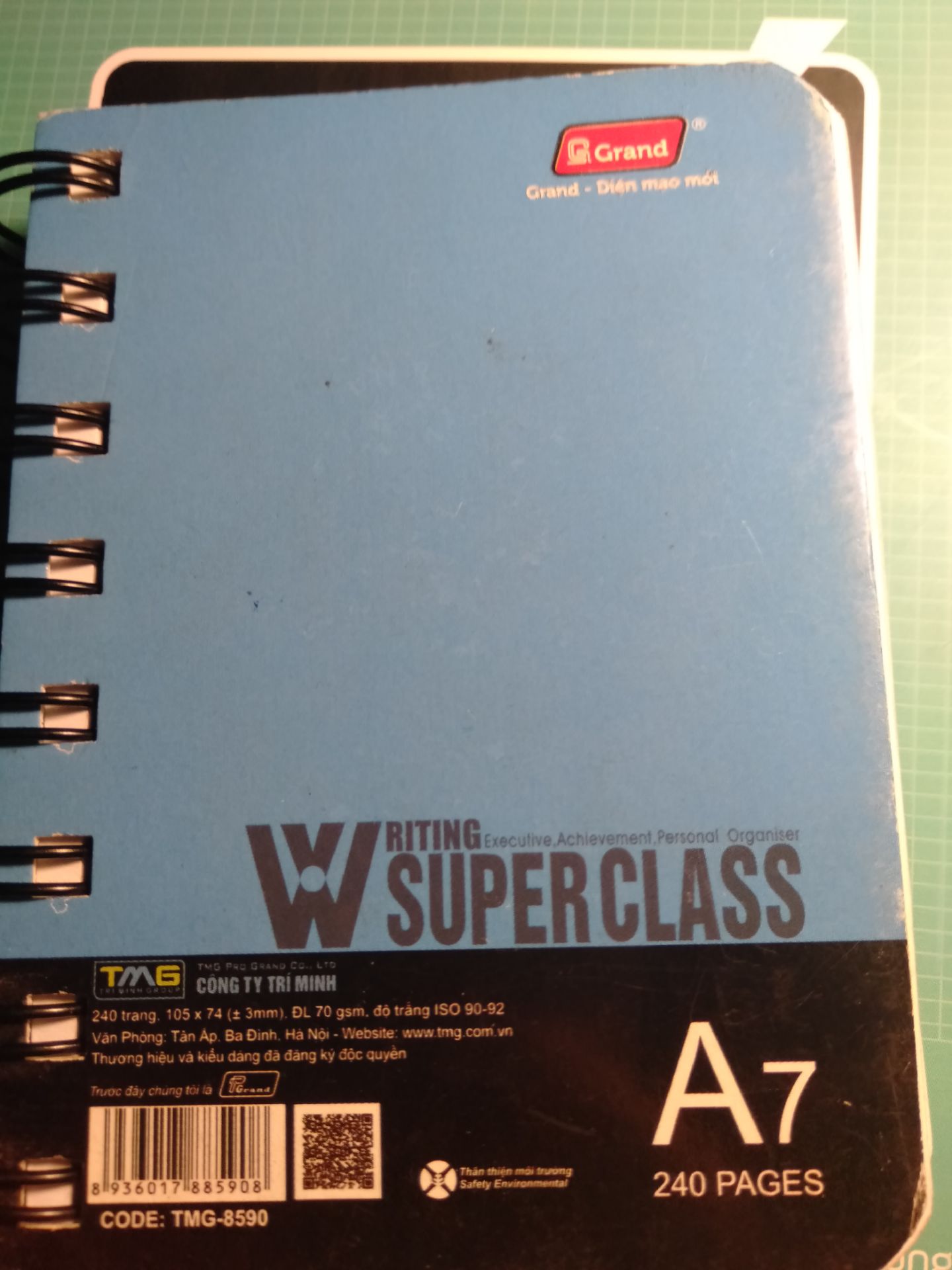 giấy không tốt lắm, bìa ngoài nhăn và sờn