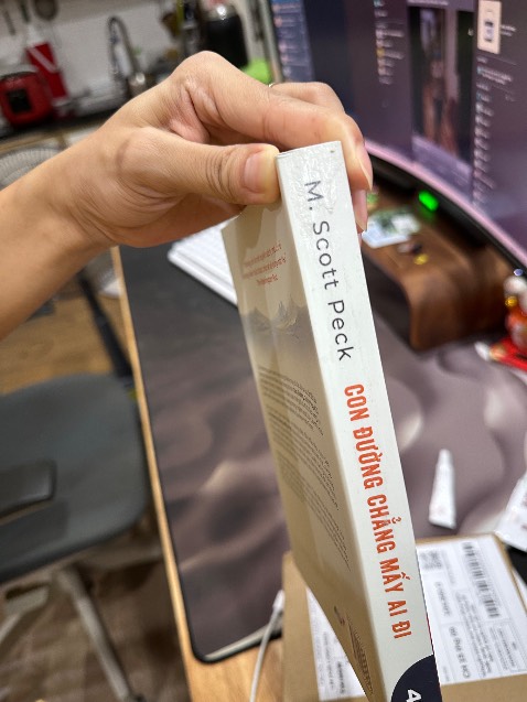 Lần đầu nhận sách bị dính keo gáy sách nhem nhuốc, tiki hỗ trợ đổi. Cũng phải đợi mấy ngày sau mình nhắn giục mới thấy ship gọi giao lại đơn mới. Nhưng nhìn có vẻ vẫn là quyển cũ, về được lau chùi lại rồi giao cho khách. Sách k bọc seal như những đơn trước mình nhận, trông k được mới. Nản k muốn đổi trả mất tg. Khá thất vọng.