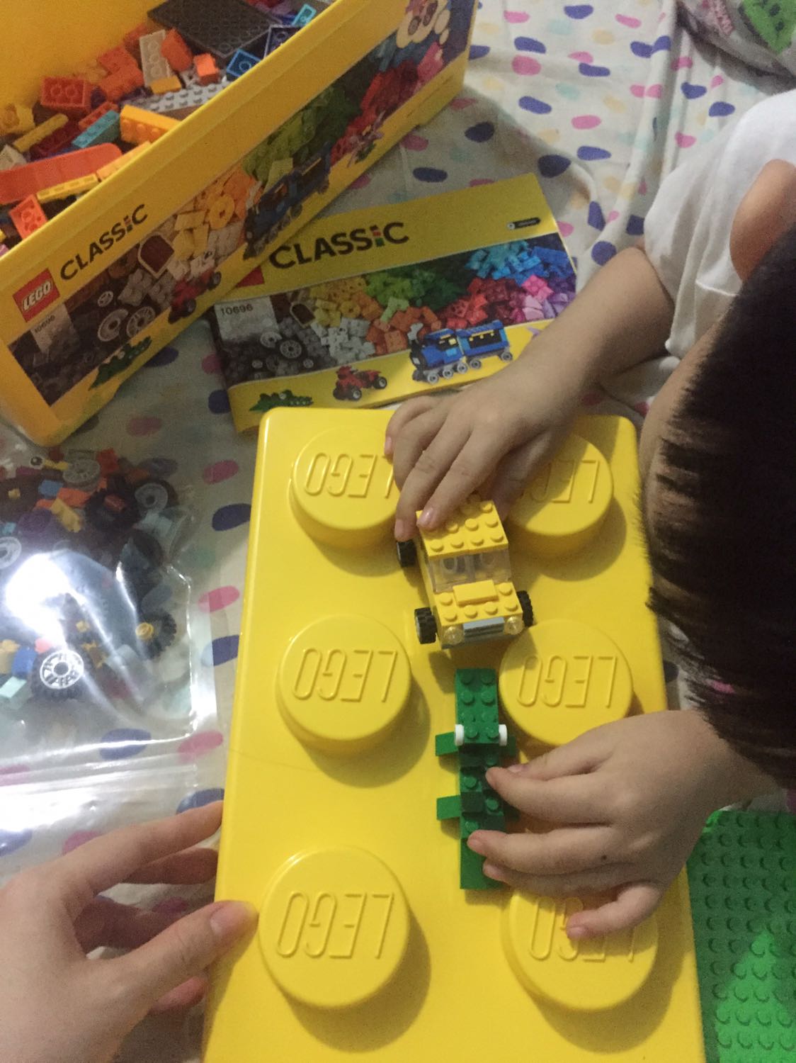 Lần đầu mình mua LEGO, trước đó cũng đọc đc nhiều nhận xét tốt của mọi người...nhưng thực sự chưa hài lòng lắm về sản phẩm! 
Mình xin phép đc review có tâm xíu nên viết hơi nhiều ạ ?
Ưu:
Màu sắc rất đẹp, chất liệu tốt, nhiều chi tiết thoả sức sáng tạo, mảnh ghép sắc nét và tỉ mỉ, yên tâm về xuất xứ. Bé 3 tuổi có thể xếp xe cộ siêu nhân hay đồ vật, con vật đơn giản. Mẹ cũng tha hồ xếp hihi
Nhược: 
Chi tiết hơi nhỏ đến rất nhỏ như các viên tròn để làm mắt chẳng hạn, chưa đến 1cm. Các bé 3 tuổi chơi nên có sự giám sát của người lớn! Còn không thì nên cất bớt các chi tiết nhỏ xíu đến khi bé đủ lớn để ko "buồn buồn lỡ nuốt".
Thất vọng về thiết kế hộp đựng và bao bì. Hộp nhìn to vật vã nhưng đựng chỉ 1/3, ko hiểu làm hộp to cồng kềnh vậy chi trong khi ko chia ô đựng phân loại các chi tiết. Vs điều này thì ko tương xứng vs giá thành và thương hiệu.
Khi mở hộp ra, các chi tiết đc bỏ vô bịch ni lông mỏng dánh phân theo màu, nhưng bịch này chỉ xé ra rồi quăng thui. Rồi xong nguyên mớ lộn xộn, to nhỏ đủ cỡ đủ màu lẫn lộn lạc lối luôn. 
Tự mình phải kiếm túi zip or hộp nhỏ để phân loại ko thì lúc xếp tìm đuối và dễ mất nữa.
Chấm 4* thui nè. 
---The end--- 
Thanks for read
Cùng cảm nhận hãy like và share :)) Lần đầu mình mua LEGO, trước đó cũng đọc đc nhiều nhận xét tốt của mọi người...nhưng thực sự chưa hài lòng lắm về sản phẩm! 
Mình xin phép đc review có tâm xíu nên viết hơi nhiều ạ ?
Ưu:
Màu sắc rất đẹp, chất liệu tốt, nhiều chi tiết thoả sức sáng tạo, mảnh ghép sắc nét và tỉ mỉ, yên tâm về xuất xứ. Bé 3 tuổi có thể xếp xe cộ siêu nhân hay đồ vật, con vật đơn giản. Mẹ cũng tha hồ xếp hihi
Nhược: 
Chi tiết hơi nhỏ đến rất nhỏ như các viên tròn để làm mắt chẳng hạn, chưa đến 1cm. Các bé 3 tuổi chơi nên có sự giám sát của người lớn! Còn không thì nên cất bớt các chi tiết nhỏ xíu đến khi bé đủ lớn để ko "buồn buồn lỡ nuốt".
Thất vọng về thiết kế hộp đựng và bao bì. Hộp nhìn to vật vã nhưng đựng chỉ 1/3, ko hiểu làm hộp to cồng kềnh vậy chi trong khi ko chia ô đựng phân loại các chi tiết. Vs điều này thì ko tương xứng vs giá thành và thương hiệu.
Khi mở hộp ra, các chi tiết đc bỏ vô bịch ni lông mỏng dánh phân theo màu, nhưng bịch này chỉ xé ra rồi quăng thui. Rồi xong nguyên mớ lộn xộn, to nhỏ đủ cỡ đủ màu lẫn lộn lạc lối luôn. 
Tự mình phải kiếm túi zip or hộp nhỏ để phân loại ko thì lúc xếp tìm đuối và dễ mất nữa.
Chấm 4* thui nè. 
---The end--- 
Thanks for read
Cùng cảm nhận hãy like và share :))