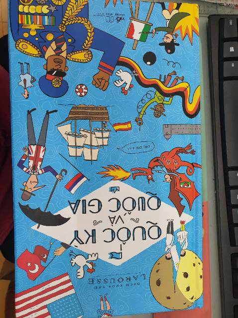 Hình ảnh minh họa đẹp nhưng nội dung hơi đơn giản
Góc sách bị cong