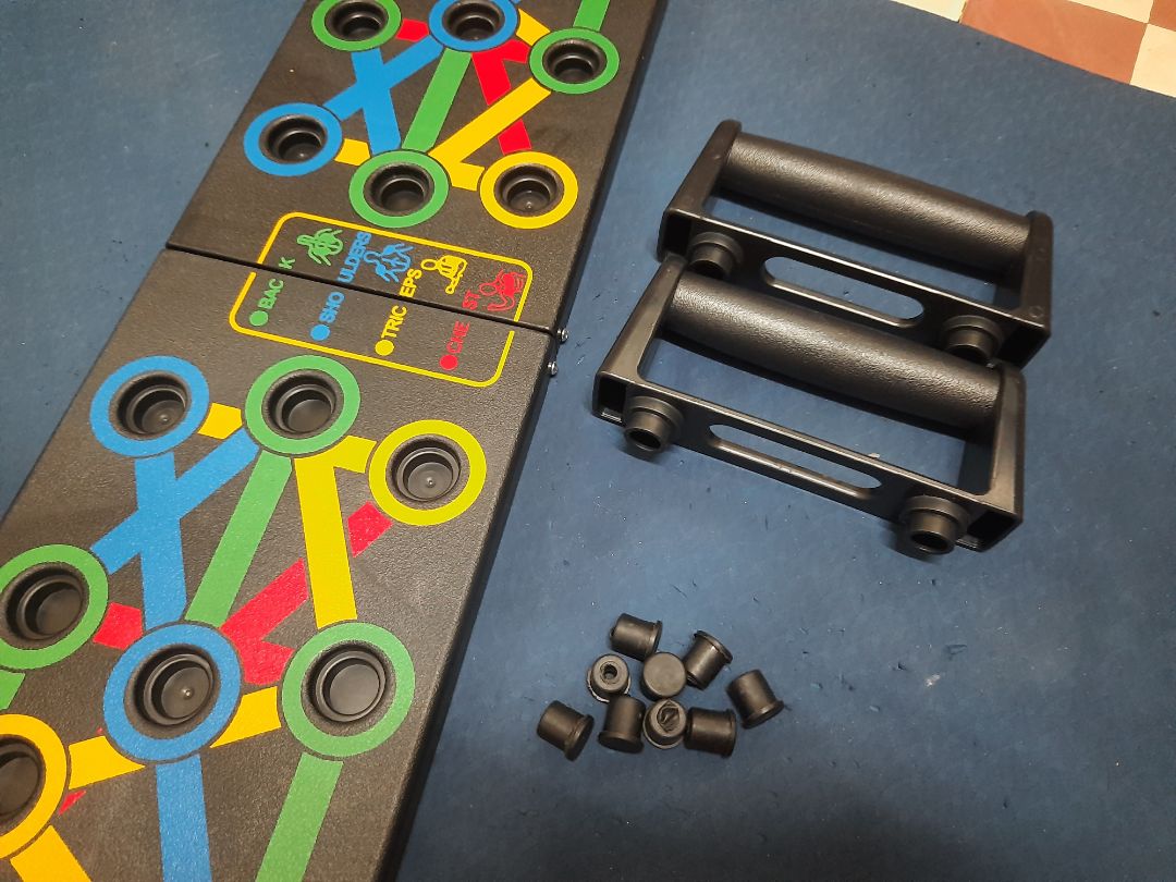 Đóng gói ít dùng bao giấy, ít nylon, xé ra vứt đỡ áy náy. Rất hài lòng.
Bản nhựa chắc chắn, tay cầm vừa vs mình nhưng chắc hơi nhỏ vs những bạn cao to cỡ m8. Mình tập thử thấy ko bị rung lắc. Có điều tốt nhất nên đặt trên thảm chống trượt (thảm yoga chả hạn) để hoàn toàn ko rung lắc khi tập.
Sản phẩm đáng mua, dễ dùng.