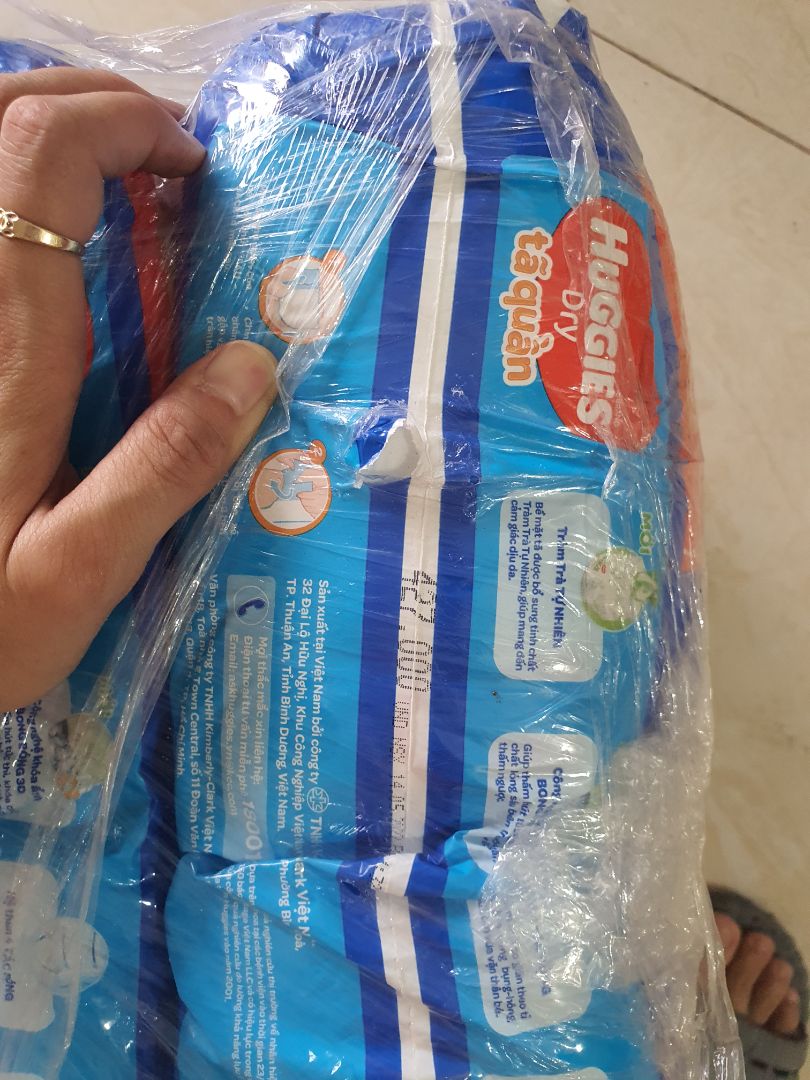 bỉm rách k p do vận chuyển mà vẫn.gói cho khách. lớp màng co bên ngoài vẫn lành nguyên. bịch bỉm bên trong thủng lỗ to đùng. chỗ khác do màng co mỏng quấn có 1 lớp nên thủng bỉm. để lâu bỉm rất dễ bị ẩm mốc