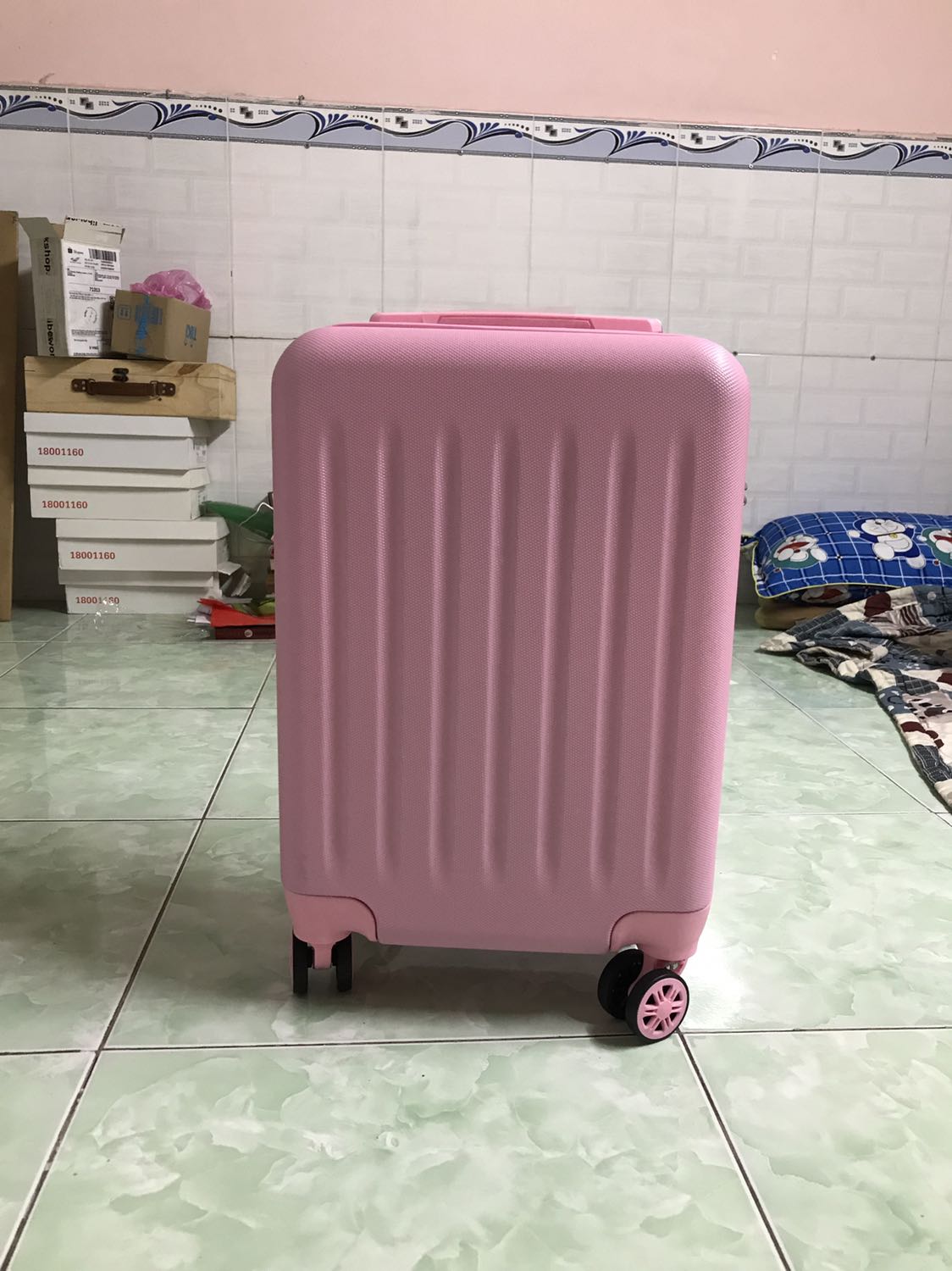 Vali giống hình, bánh xe khá mượt, tay kéo hơi lỏng lẻo nhưng so về giá thì quá ok. Phần khoá kéo cũng mượt mà, có hướng dẫn đổi khoá bằng tiếng Anh đính kèm theo tag. Hài lòng với chất lượng và giá cả . Giá rẻ hơn *** còn được freeship