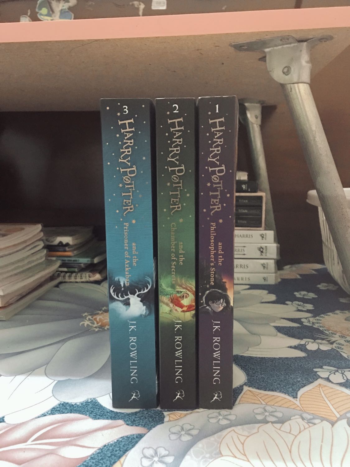 Giao hàng nhanh, mình ở Mỹ Tho 3 ngày đã có. Sách bản Anh nhỏ hơn bản Việt một xíu, nhưng nội dung vẫn đầy đủ. Giấy màu vàng đọc không mỏi mắt, thích hợp để học TA ??