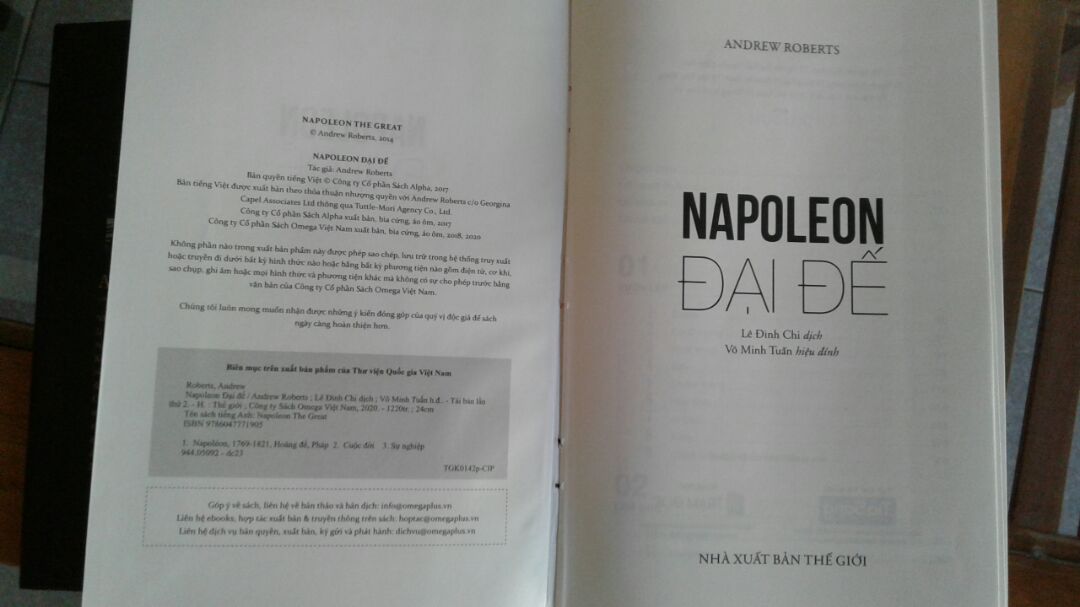 tiki giao hàng nhanh, nói chung sách hơi mắc tiền nên khâu bảo quản khá tốt. sách không bị gấp nếp mà rất đẹp, mình cực kì hài lòng. có điều sách hơi dày nên khó mang theo khi ra ngoài. còn nội dung thì khá ổn, mình mới đọc có phần đầu mà thấy văn phong ok lắm.