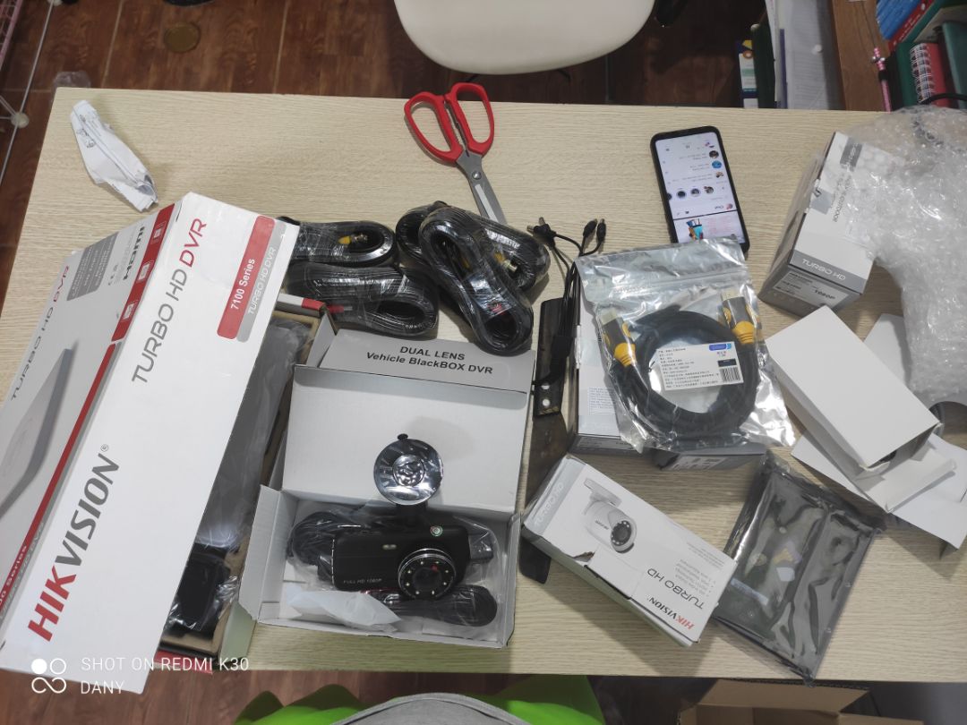 máy chạy ổn, live view chỉ hơi delay 1 xíu, nhưng mà cái dây nguồn chia 4 đi kèm bị lởm quá, cắm vào 1 lát đã cháy, khả năng là ko chịu đủ dòng. mong được giao dây nguồn khác