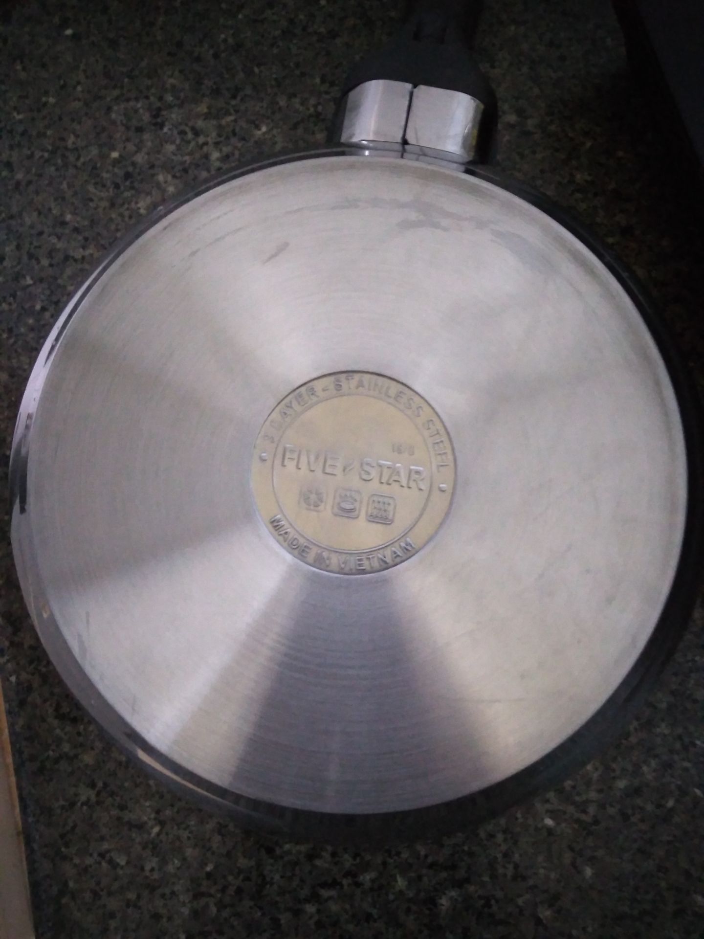 shop có đảm bảo hàng chính hãng ko? mình mua chảo cũ và bộ nồi five star ở coop Mart. thấy hình chìm nhãn hiệu khác nhau. hình chảo mới ko sắc sảo, cũng ko ghi inox 430