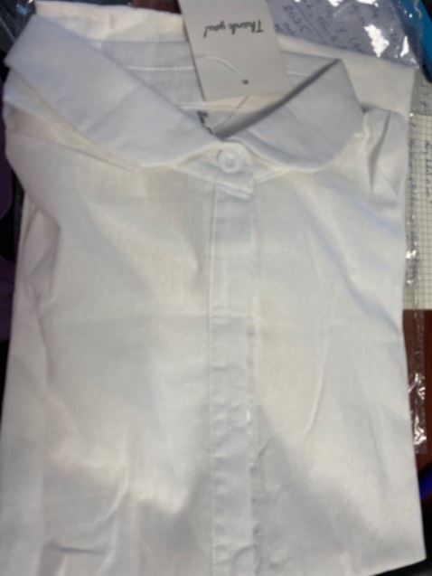 Vải mỏng, thấm mồ hôi. Nên mặc thêm áo lá bên trong sẽ tự tin hơn