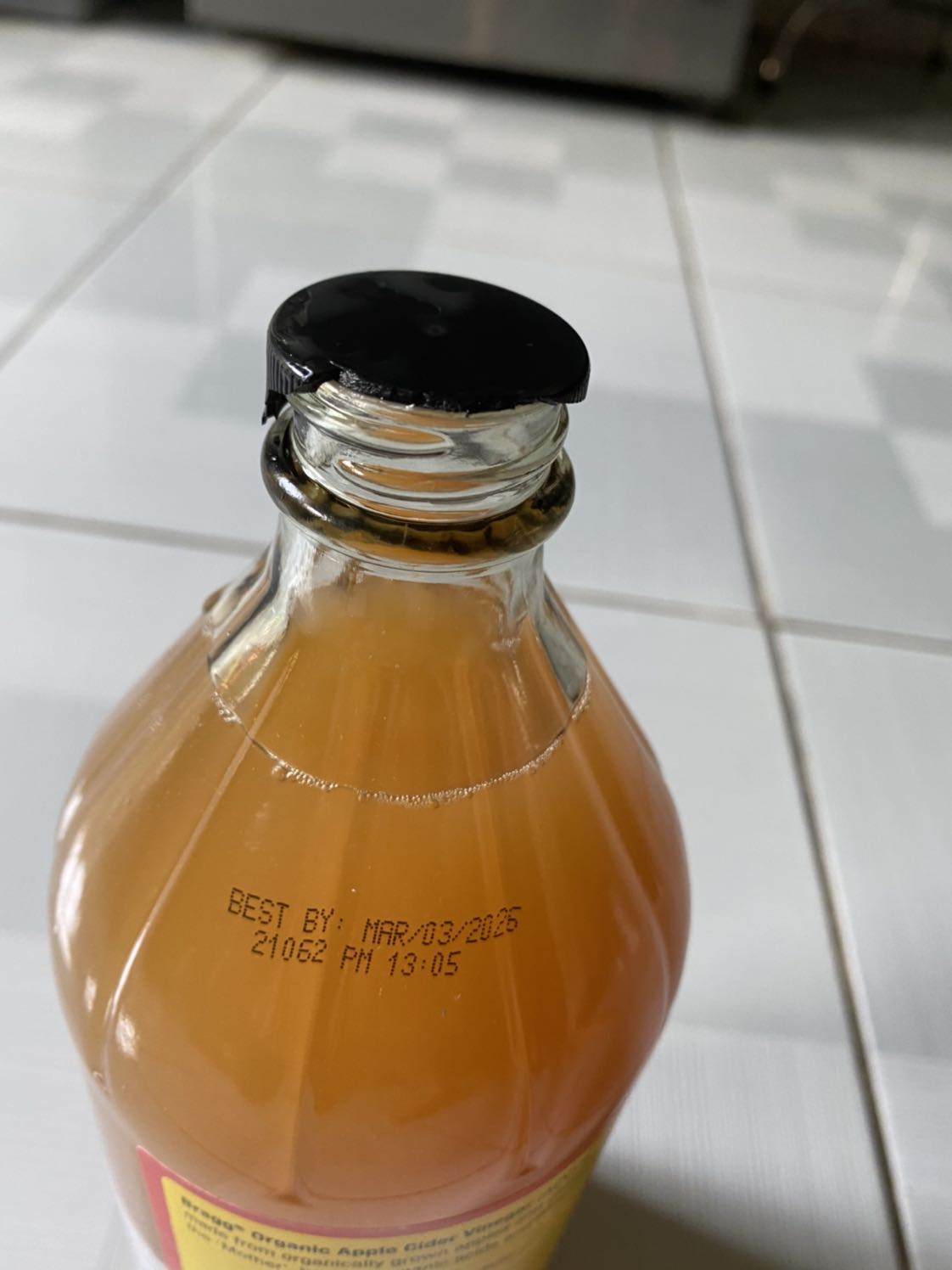 Thật sự là rất ko vui khi khui hàng ra mà thấy cái nắp nó bể như thế này. Vậy giờ tui phải làm sao với cái chai 1 lít dấm mà ko có nắp