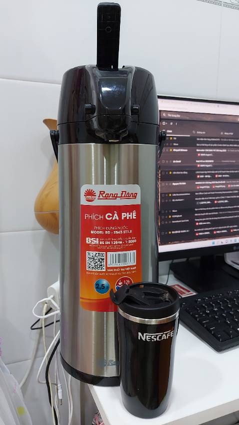 Giao hàng rất nhanh, bình siêu đẹp và quan trọng là sử dụng rất đã. Giữ nóng cả ngày rót ra vẫn còn tỏa khói, thích nhất là có vòi nhấn tiện lợi, không cần phải xách lên đổ như loại truyền thống. Đáng mua nhé cả nhà.!