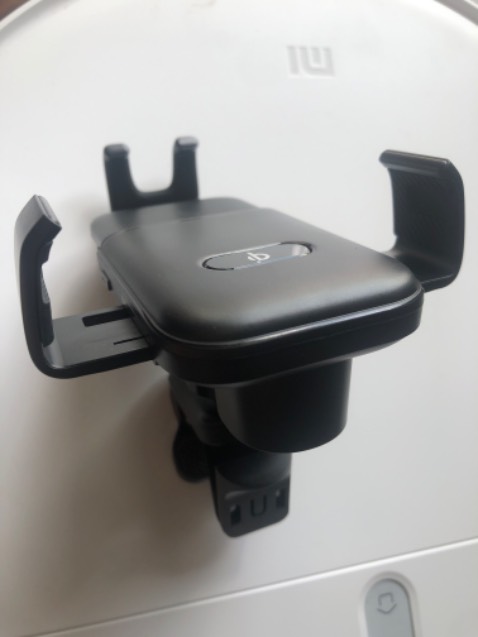 Giá đỡ thiết kế đẹp sử dụng rất ổn (có sạc Qi)