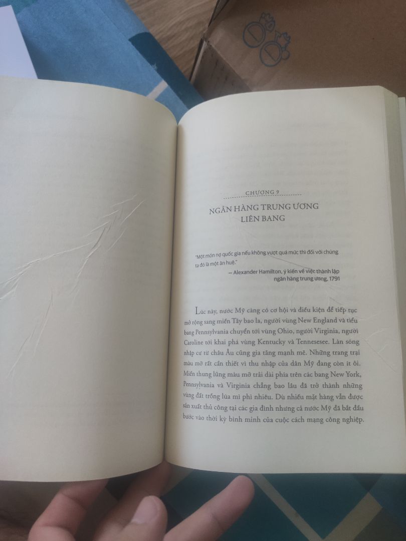 Tiki giao hàng nhanh. Nhưng mình thực sự không hài lòng về cuốn sách được giao lần này. Alexander Hamilton là cuốn sách mà mình thấy anh Nguyễn Cảnh Bình giới thiệu trên Youtube, mình rất muốn mua về để học hỏi. Mình đồng ý với quan điểm là quan trọng nhất vẫn là nội dung của cuốn sách, nhưng ít nhất cũng nên tôn trọng người dùng là giao sách mới cho họ, chứ sách được giao lần này bị ố vàng bên ngoài, bên trong lại có nhiều trang in lỗi, giấy bị nhăn nheo khá nhiều. Hi vọng Tiki có thể đổi giúp mình quyển sách mới. Cảm ơn.