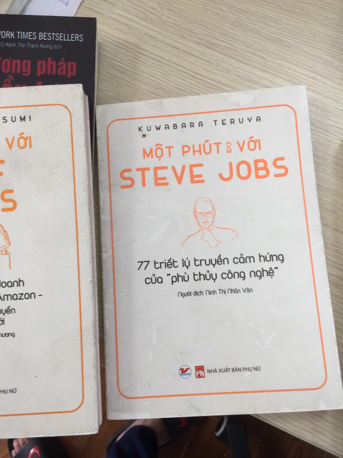 Hôm nay em vừa nhận được sách. Sách quá bẩn, em lau mãi không hết vết ố đi được. Mong Tiki phản hồi và đổi lại sản phẩm mới cho em. Thực sự chưa bao giờ em nhận được sản phẩm sách từ Tiki lại có chất lượng như vậy.