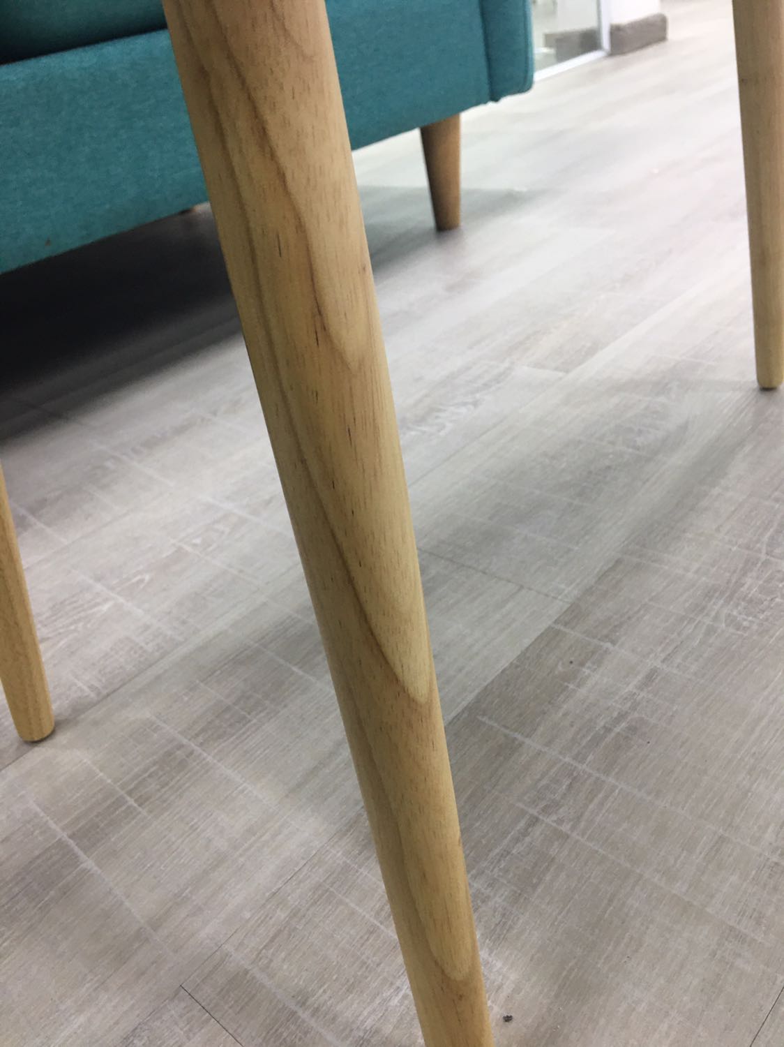 Bàn đẹp. Nhưng nên bọc thêm lớp bên ngoài, ẩm vs móp méo tùm lum .-. Bàn dễ lắp, nữ tự lắp thoải mái nhưng phải tự trang bị thêm tua vít nha