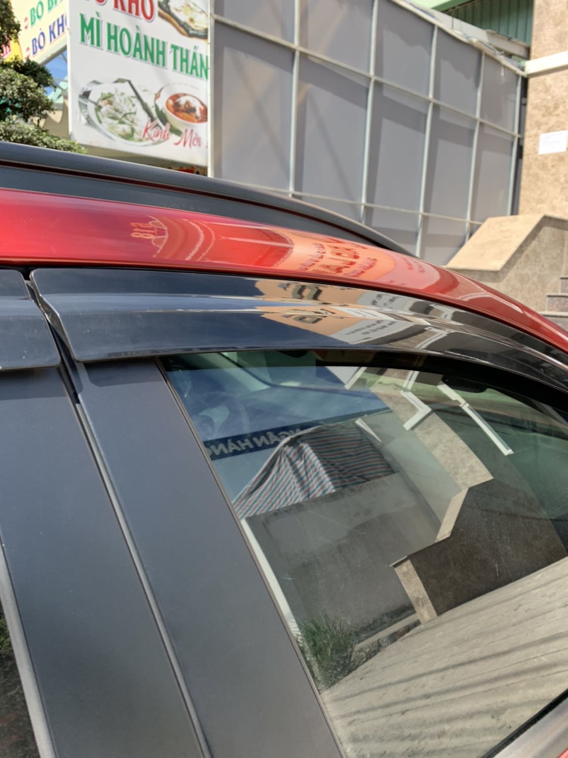 Sản phẩm tốt, dán vừa vặn lên xe Kona. 
Tôi khá hài lòng